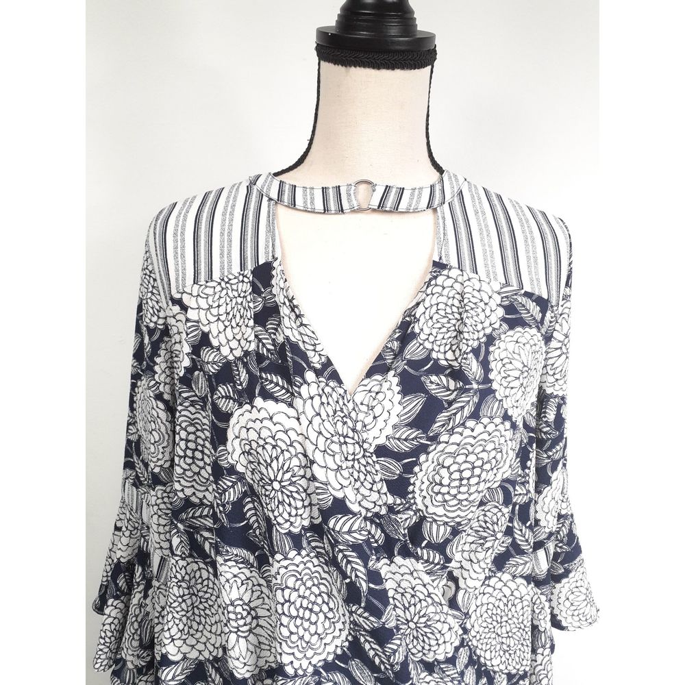 Jodifl Women's Blue and White wrap top size Small * - Picture 3 of 7